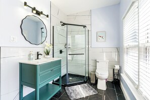 Hair dryer, towels, soap, toilet paper - Parisian 3BR Stay - Near Penn, Drexel & Dining (Philadelphia)