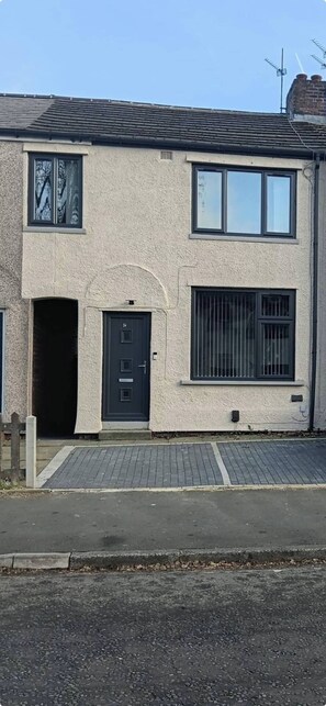 Exterior - Dale Combe is a mid Terrace House (Manchester)