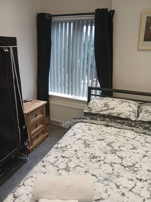 House, 3 Bedrooms - Dale Combe is a mid Terrace House (Manchester)