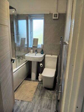 House, 3 Bedrooms | Bathroom - Dale Combe is a mid Terrace House (Manchester)