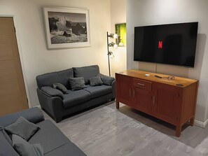 House, 3 Bedrooms | Living room - Dale Combe is a mid Terrace House (Manchester)