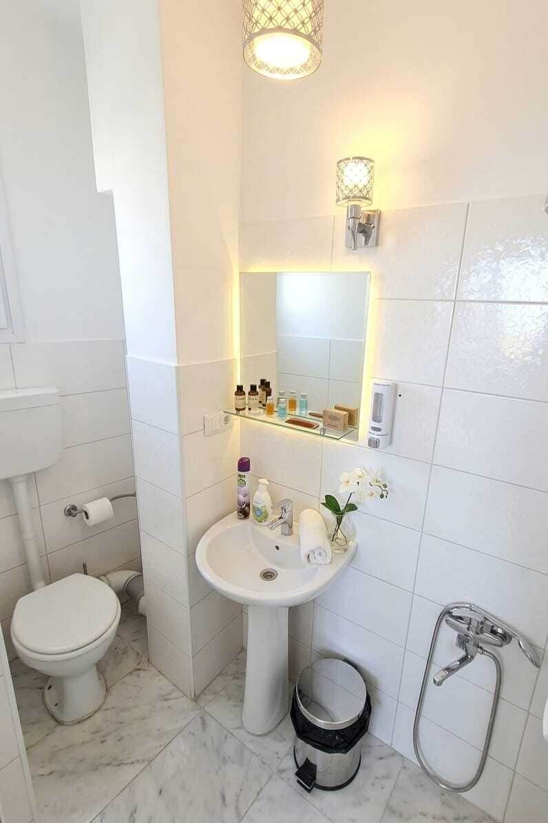 Sèche-cheveux, serviettes fournies, savon, shampoing