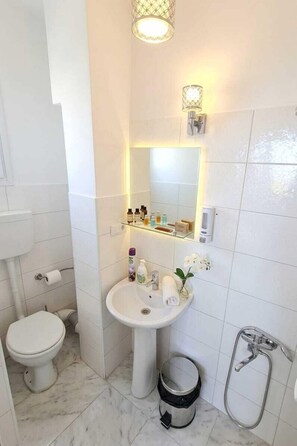 Haartrockner, Handtücher, Seife, Shampoo