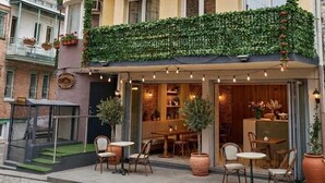 A hotel with a terrace and bar, featuring a green leafy facade and outdoor seating. - Tutto Passa Hotel (Tbilisi)