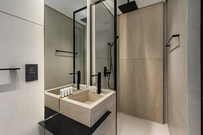 Douche, sèche-cheveux, serviettes fournies