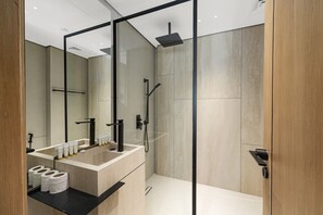 Shower, hair dryer, towels - Prime JLT Stay | Near Metro & Lakeside Dining (Dubai)