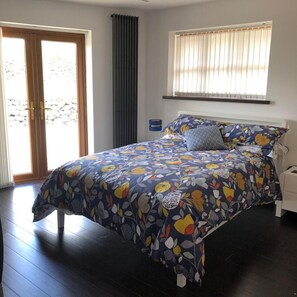 6 habitaciones, tabla de planchar con plancha y cuna de viaje 