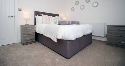 4-Bed Contractor House • Street Parking