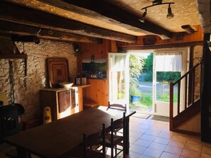 Interior - La Ruche “Coquelicot” Guest Room – Nature and Tranquility Retreat (Mauriac)