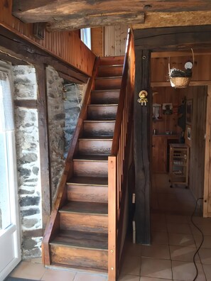 Interior - La Ruche “Coquelicot” Guest Room – Nature and Tranquility Retreat (Mauriac)