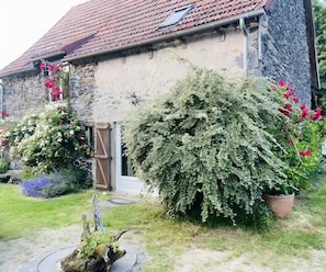 Exterior - Holiday Home “Gîte La Ruche” – A Haven of Nature and Tranquility (Mauriac)
