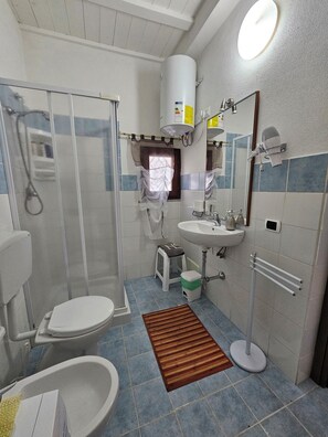 Shower, hair dryer, bidet, towels - Studio apartment with large garden. Fifty meters from the white beach of La Caletta. (La Caletta)