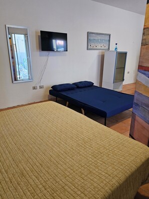 1 bedroom, iron/ironing board, WiFi, bed sheets - Studio apartment with large garden. Fifty meters from the white beach of La Caletta. (La Caletta)