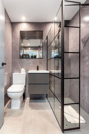 Shower, hair dryer, towels, soap - St Michaels+View+Lux Coastal Stay+Cinema Lounge (Penzance)