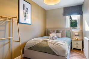 2 bedrooms, iron/ironing board, Internet, bed sheets - St Michaels+View+Lux Coastal Stay+Cinema Lounge (Penzance)
