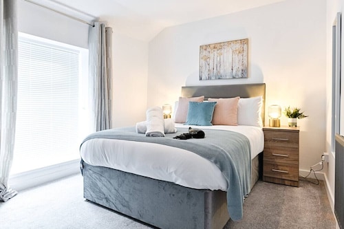 Spacious 3 Bed • Smart TVs • Great for Work Stays