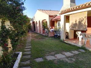 Outdoor dining - Residence Lunarossa – Apartment "Standard Two-Room" (Costa Rei)