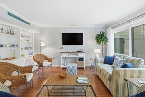 Living area - 2 Sailmaster - Shipyard - 2 Bed, sleeping bunk room, 2 and half Bath - Pool (Hilton Head Island)