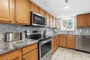 Fridge, microwave, oven, stovetop - 2 Sailmaster - Shipyard - 2 Bed, sleeping bunk room, 2 and half Bath - Pool (Hilton Head Island)