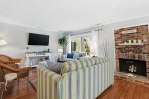 Living area - 2 Sailmaster - Shipyard - 2 Bed, sleeping bunk room, 2 and half Bath - Pool (Hilton Head Island)