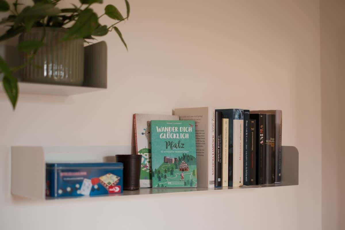 Una estanteria plena de llibres i un joc de taula.