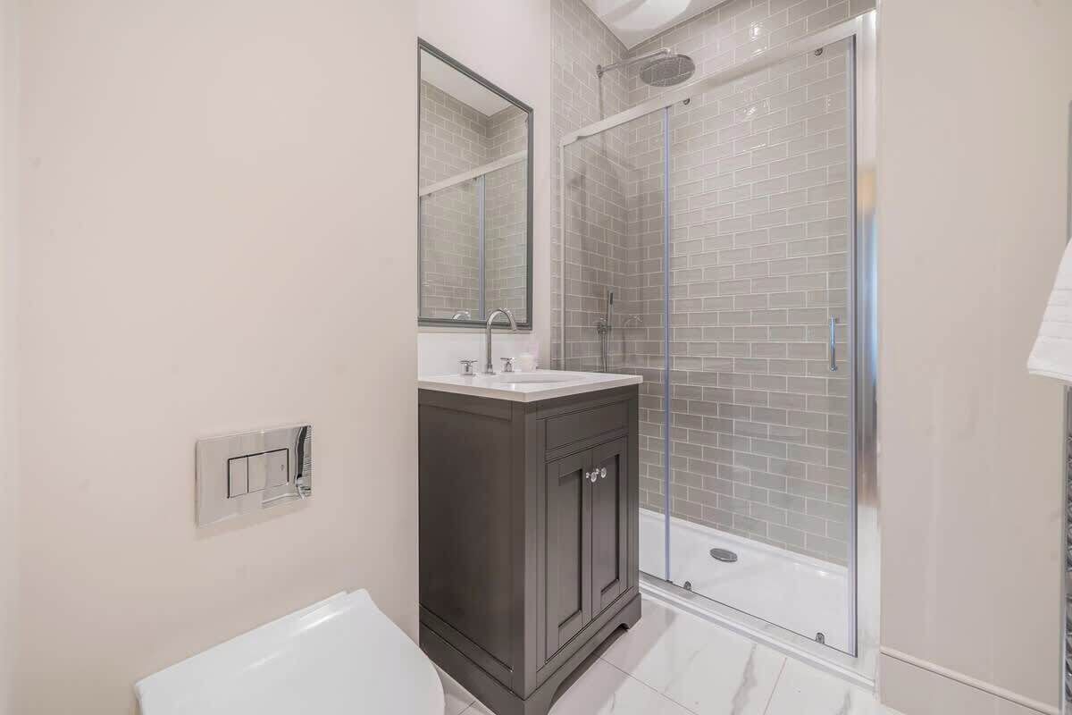 Shower, hair dryer, towels, shampoo