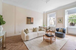 Living area - Elegant 1-Bedroom apartment in Bath - VAT Q (Bath)