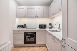 Private kitchen - Elegant 1-Bedroom apartment in Bath - VAT Q (Bath)
