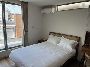 4 bedrooms, iron/ironing board, WiFi, bed sheets - 4-minute walk from Tenga-chaya Station! Japanese style, modern detached house, family-friendly, free Wi-Fi, direct access from airport, free parking, spacious living room (大阪市)