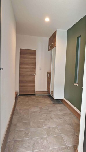 Interior - 4-minute walk from Tenga-chaya Station! Japanese style, modern detached house, family-friendly, free Wi-Fi, direct access from airport, free parking, spacious living room (大阪市)