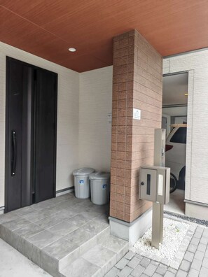 Exterior detail - 4-minute walk from Tenga-chaya Station! Japanese style, modern detached house, family-friendly, free Wi-Fi, direct access from airport, free parking, spacious living room (大阪市)