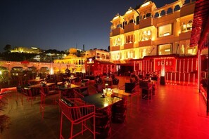 Outdoor dining - Shakuntalam Hotels (Udaipur)