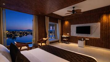 Lake View Suite with Bathtub