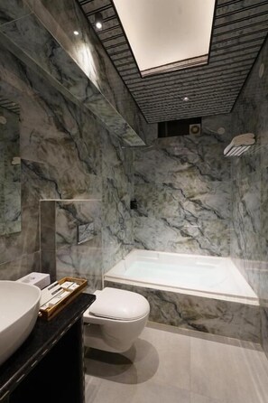 Habitación doble, balcón, vistas al lago | Baño