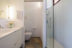 Hair dryer, towels - CASA SAN CARLOS Exquisite family house 300m from the village, 3km from the beach (Santa Eulària des Riu, Balearic Islands,)