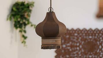 Een hanglamp met een structuurrijke voet en een eenvoudig, gebogen ontwerp.