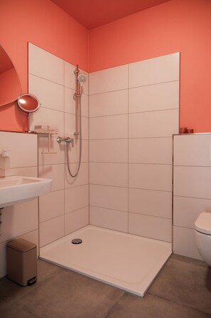Shower, hair dryer, towels, shampoo