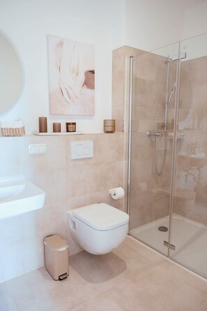 Douche, sèche-cheveux, serviettes fournies, shampoing