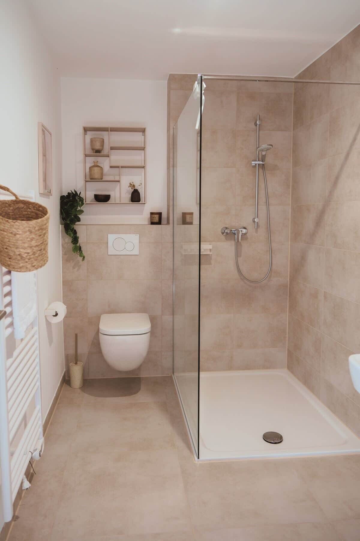 Chuveiro, secador de cabelo, toalhas de banho, shampoo