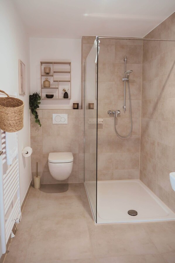 Dusche, Haartrockner, HandtĂŒcher, Shampoo