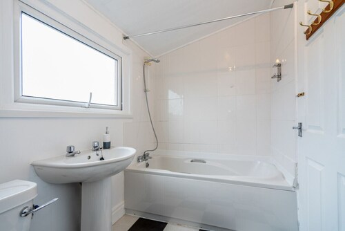 4-Bed Swansea Home | Ideal for Contractors & Groups