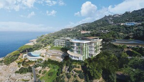 A modern hotel with multiple floors, a pool, and a view of the sea. - Romeo Massa Lubrense (Massa Lubrense)
