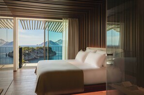 A modern bedroom with a large bed, a view of the sea, and a balcony. - Romeo Massa Lubrense (Massa Lubrense)