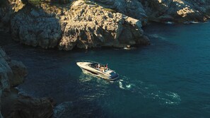 A boat on a calm sea with rocky cliffs in the background. - Romeo Massa Lubrense (Massa Lubrense)