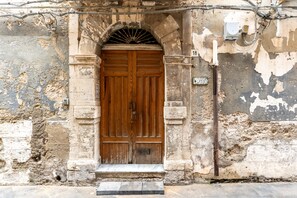 Exterior detail - Ortigia in Giallo by Wonderful Italy (Siracusa)