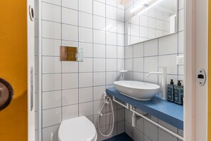 Douche, sèche-cheveux, serviettes fournies, savon