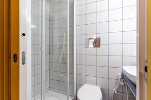 Douche, sèche-cheveux, serviettes fournies, savon