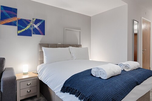 Copper House Swansea | Modern Studios with Kitchen & Parking