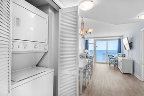 Eine moderne Küche mit Backofen und Essbereich mit Meerblick.
