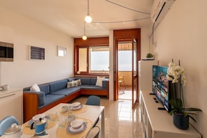 Interior - GuestHost - Cozy 32 sq m apartment, perfect for three people, located on the second floor of a former residence with elevator (NOT accessible to disabled guests).The property is located in a quiet area of Sanremo and offers various condominium amen (Sanremo)